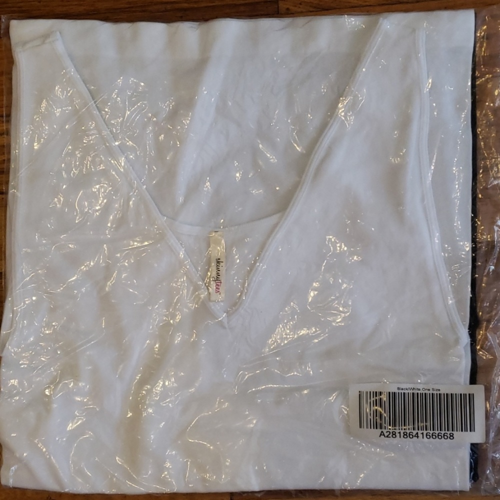 Skinnytees, v neck tank tops one size